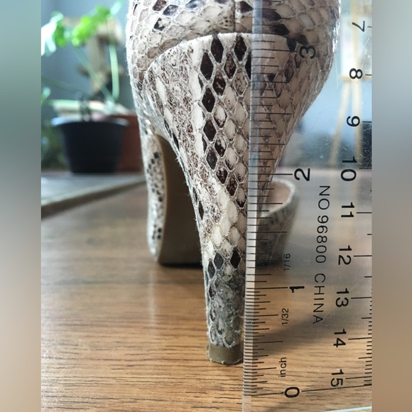 Le Château Beige Snake print Heels US 6 - Picture 8 of 10